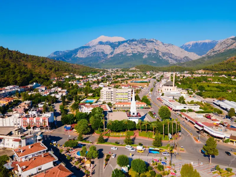 Plac miejski w Kemerze w centrum Kemeru, Turcja