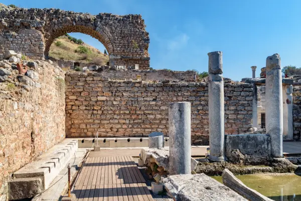 Antike offentliche Toilette in Ephesos