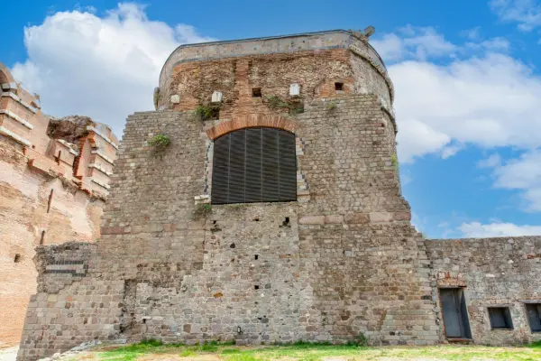 Ротонда во дворе Красной базилики