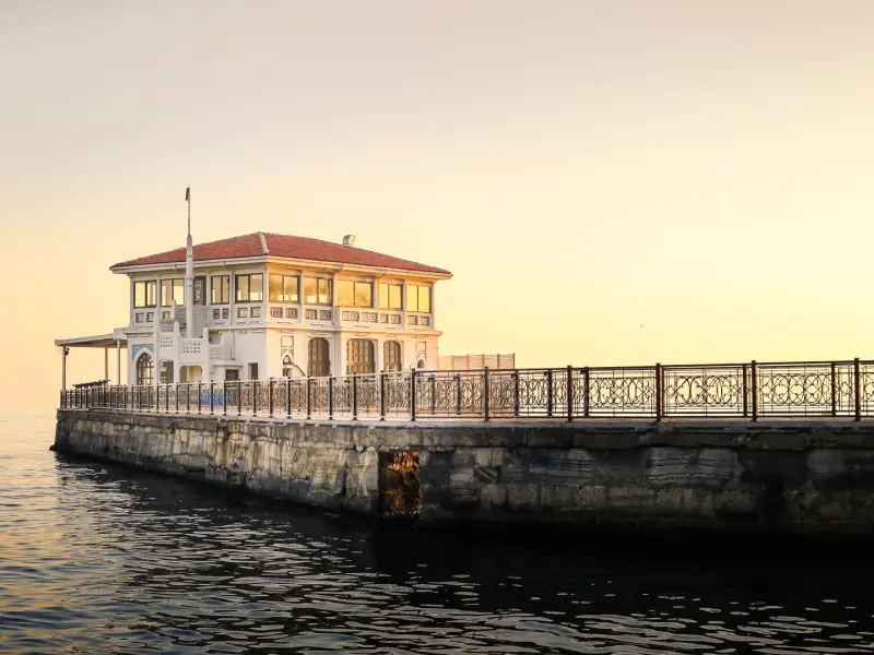 Molo Moda w Stambule nad brzegiem Morza Marmara