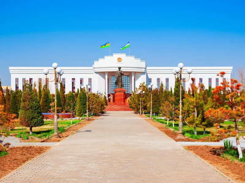 Budynek parlamentu Karakałpakstanu w Nukusie, Uzbekistan