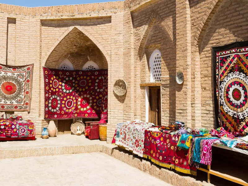 Teppichmarkt beim Poi-Kalyan-Komplex in Buchara, Usbekistan