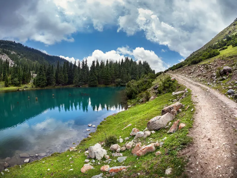 Górskie jezioro Święte w Wąwozie Siemionowskim, Issyk-Kul, Kirgistan