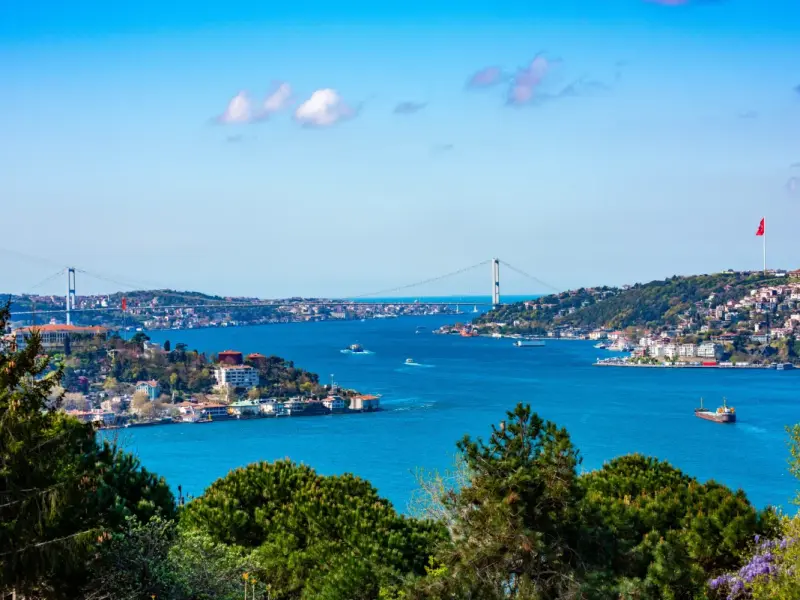 Bosphorus Strait in Istanbul, Turkey - geography and shores