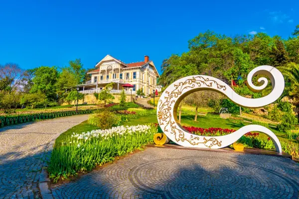 Жовтий літній особняк